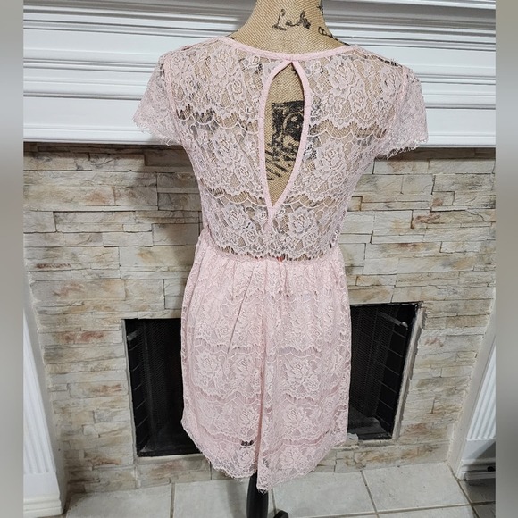 Chelsea and Violet pale pink lace overlay sheer keyhole back mini dress size med - Picture 4 of 8
